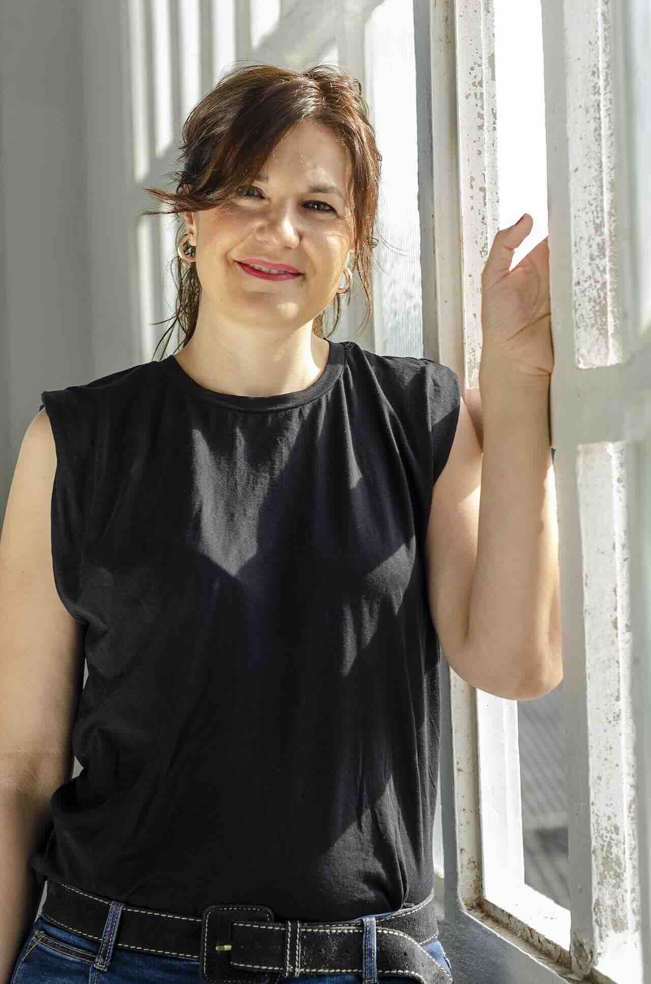 Amaya Prado junto a una ventana